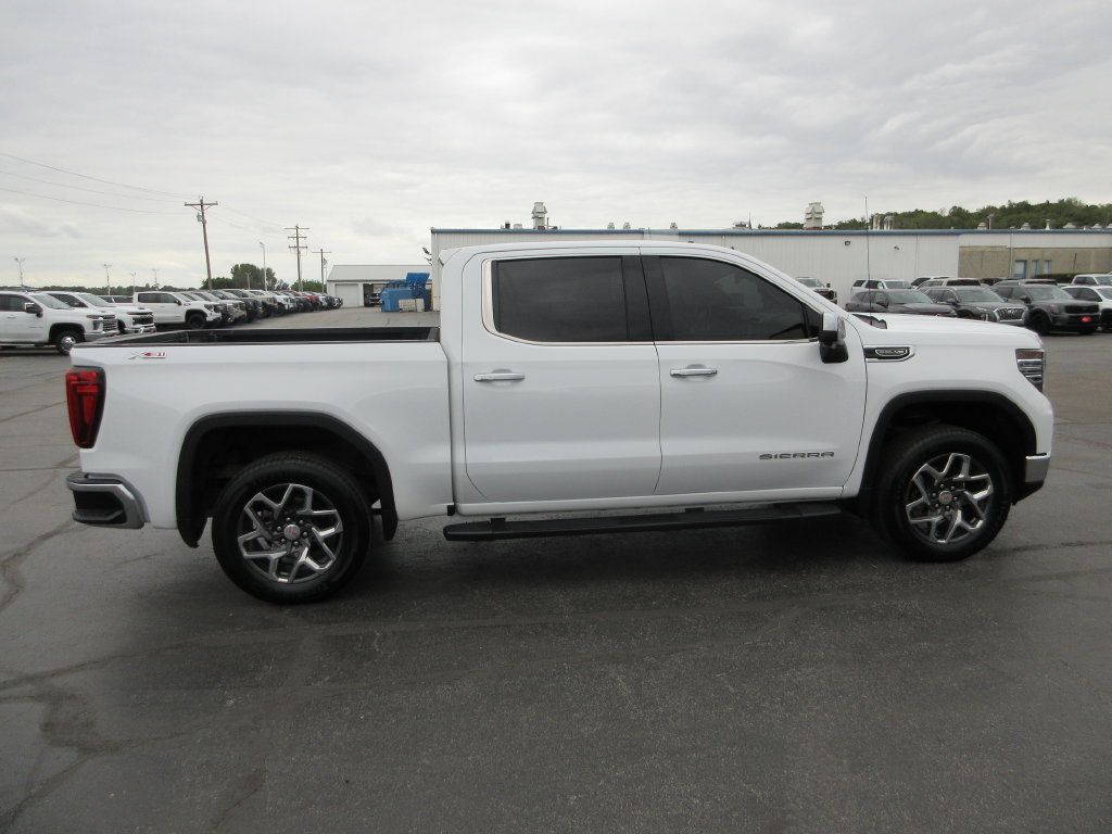 Used 2022 GMC Sierra 1500 SLT AWD/4WD image 5