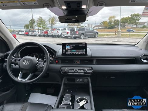 Used 2025 Honda Pilot Touring image 3