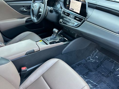 Used 2025 Lexus ES 300h w/ Premium Package FWD image 32