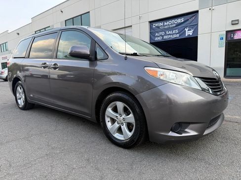 Used 2012 Toyota Sienna LE FWD image 2