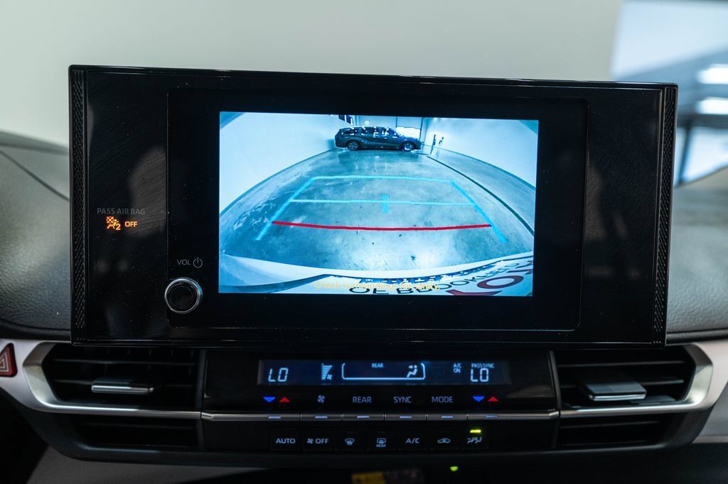 Certified 2025 Toyota Sienna LE FWD image 28