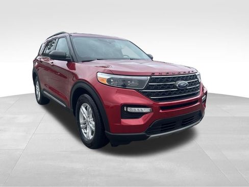 Used 2022 Ford Explorer XLT w/ Equipment Group 202A image 2