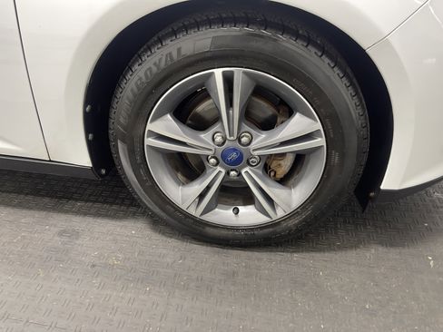 Used 2014 Ford Focus SE w/ SE Sport Package image 28