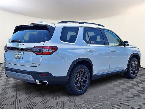 New 2025 Honda Pilot Touring image 3