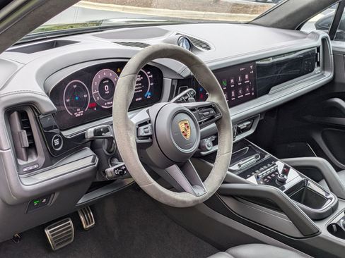 Certified 2025 Porsche Cayenne GTS AWD/4WD image 4