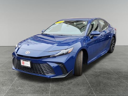 Certified 2025 Toyota Camry SE image 3