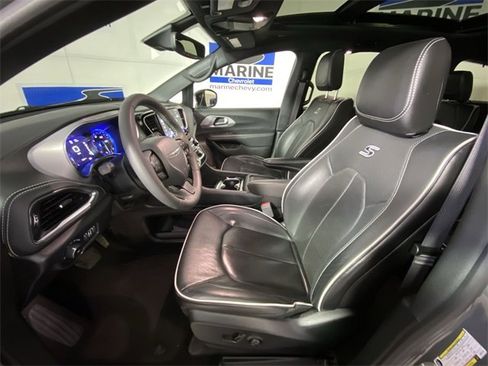 Used 2025 Chrysler Pacifica Limited image 25