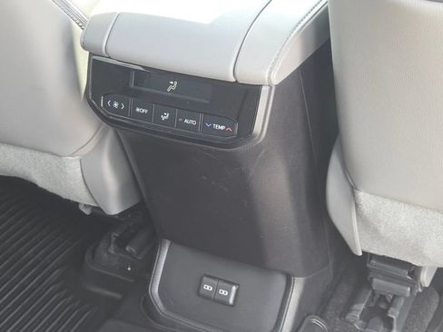 Used 2023 Toyota Highlander XLE FWD image 36