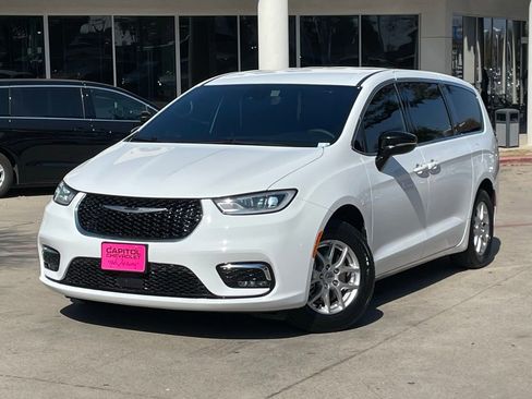 Used 2025 Chrysler Pacifica Select image 9