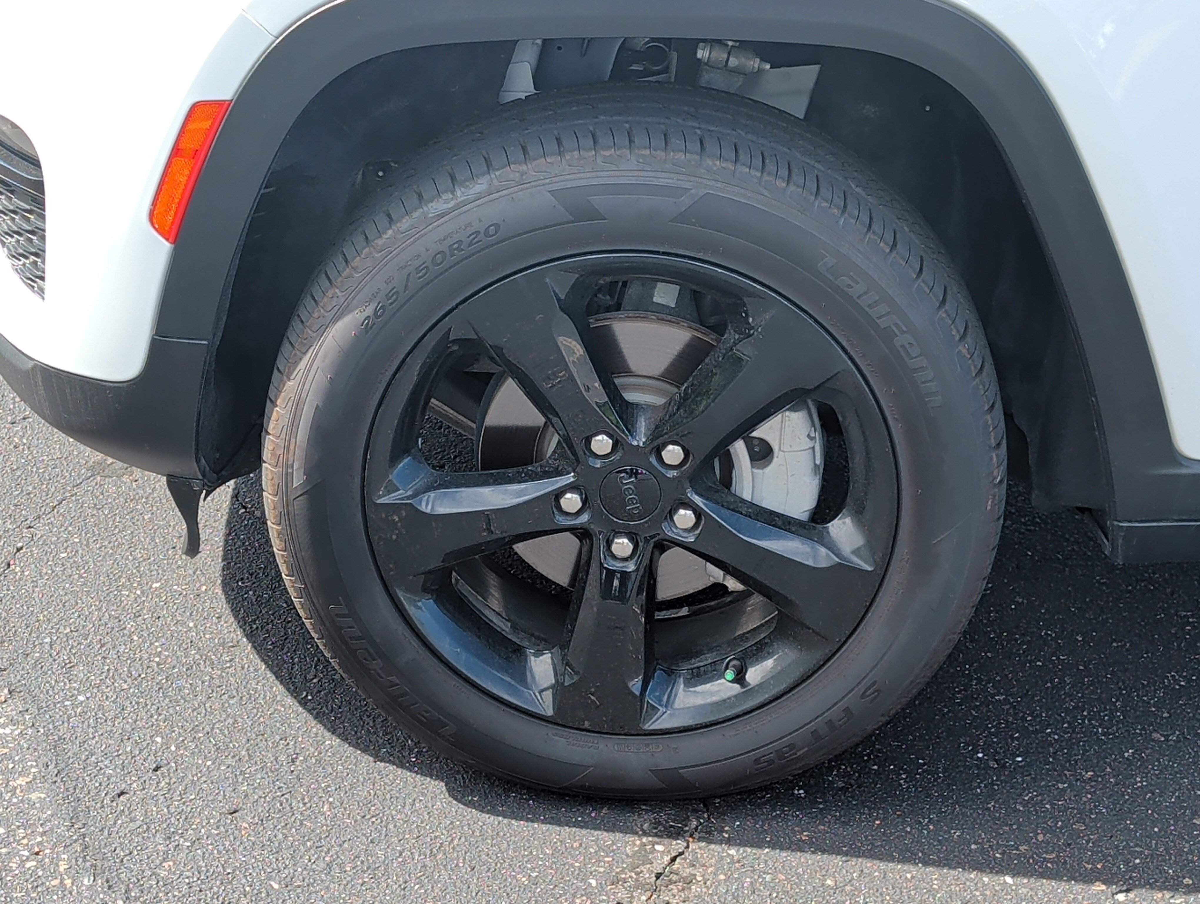 Used 2023 Jeep Grand Cherokee Limited w/ Black Appearance Package AWD/4WD image 15
