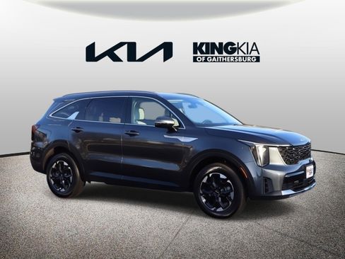 Certified 2025 Kia Sorento S image 1