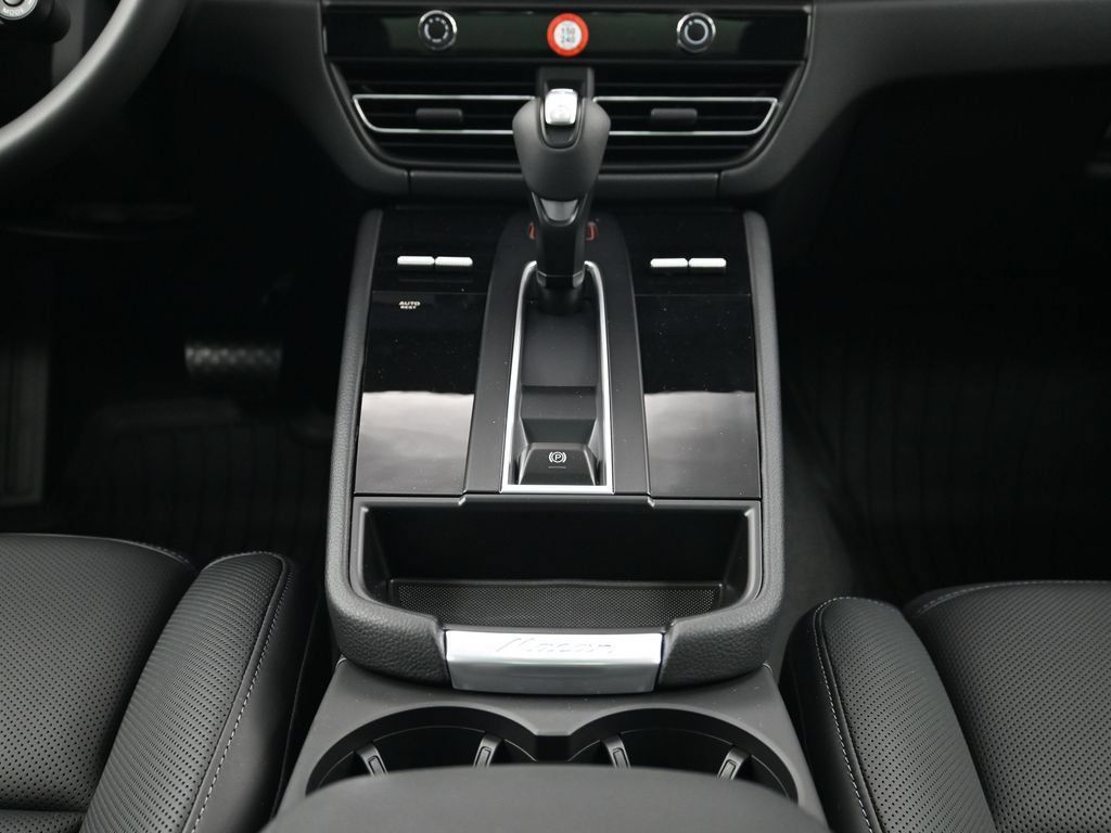 Certified 2026 Porsche Macan AWD/4WD image 10