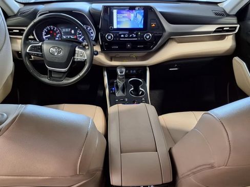 Used 2024 Toyota Highlander XLE AWD/4WD image 19