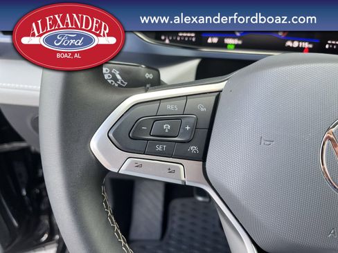 Used 2024 Volkswagen Taos SE image 25