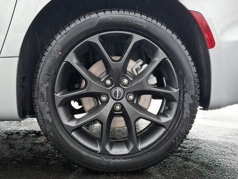 Used 2026 Chrysler Pacifica Limited w/ Uconnect Theater Family Group AWD/4WD image 5