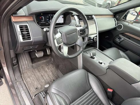 Used 2025 Land Rover Discovery Dynamic SE AWD/4WD image 18