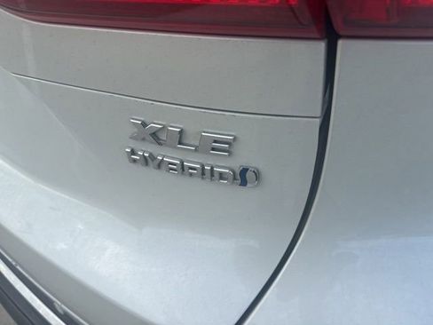 Used 2022 Toyota Venza XLE AWD/4WD image 4