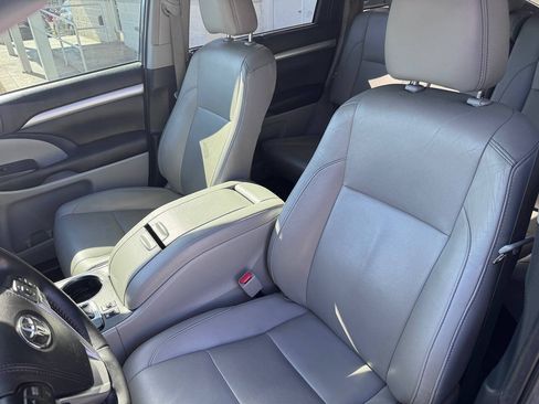 Used 2019 Toyota Highlander XLE FWD image 19