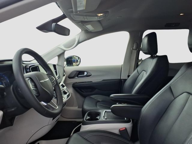 Used 2024 Chrysler Pacifica Touring-L FWD image 7