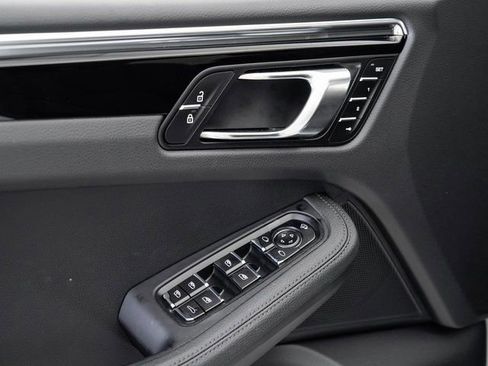 Certified 2025 Porsche Macan image 8