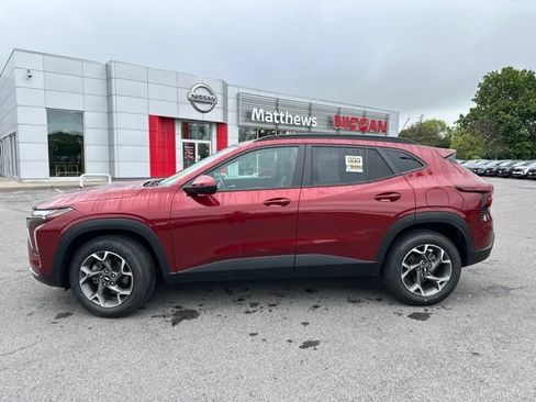 Used 2024 Chevrolet Trax LT w/ Sunroof Package FWD image 2