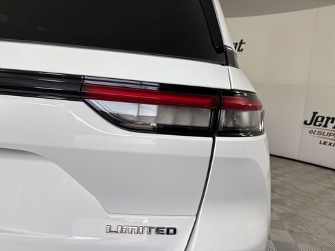 Used 2023 Jeep Grand Cherokee Limited image 34