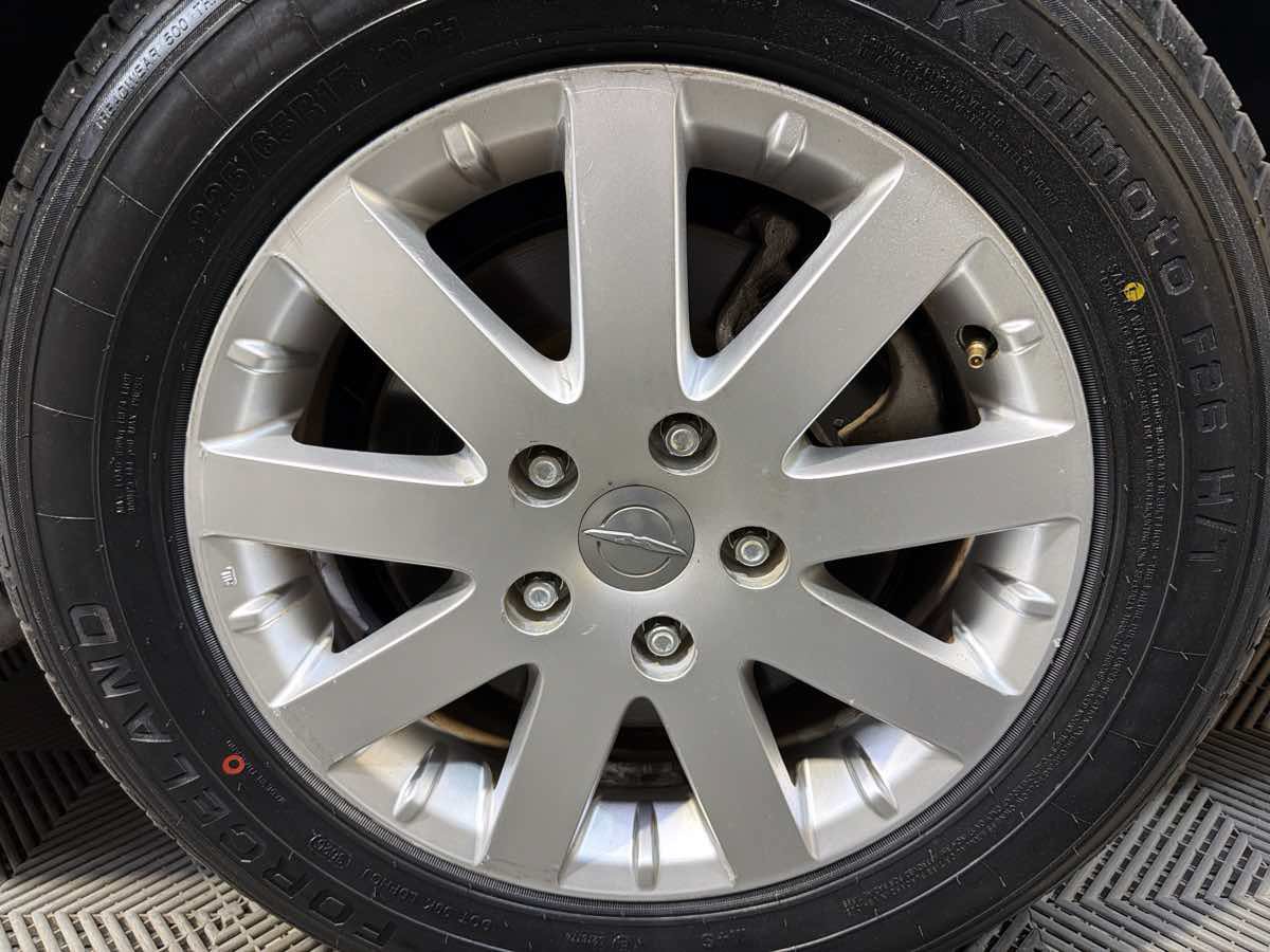 Used 2014 Chrysler Town & Country Touring FWD image 32