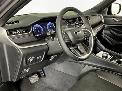 New 2025 Jeep Grand Cherokee Altitude image 8