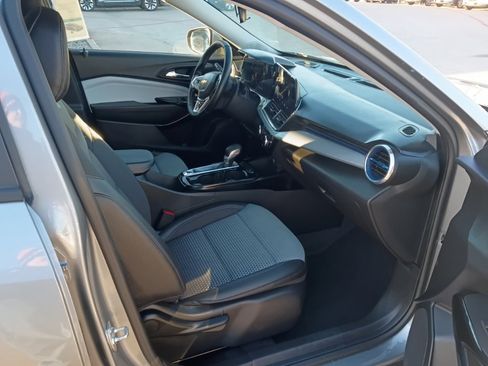 Used 2025 Chevrolet Trax LT w/ LT Convenience Package image 8