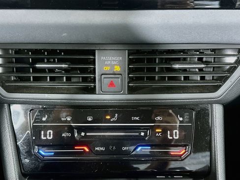 Used 2025 Volkswagen Jetta SE FWD image 25