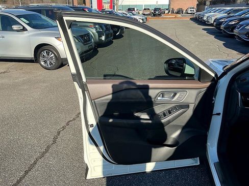 Used 2023 Nissan Rogue SL image 11