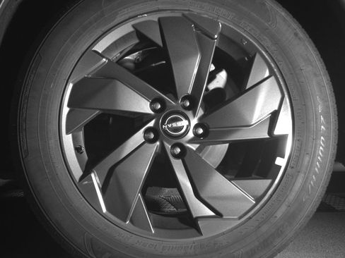 Used 2025 Nissan Rogue SV image 14