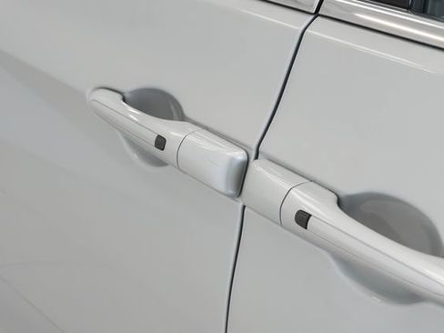 Used 2024 Chrysler Voyager LX FWD image 8