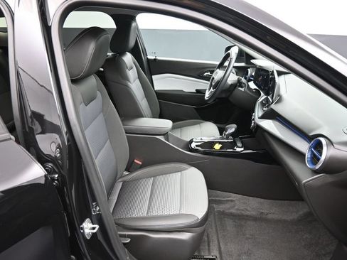Used 2025 Chevrolet Trax LT w/ LT Convenience Package FWD image 23