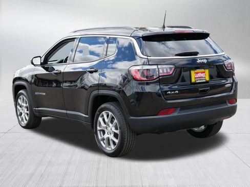 Used 2022 Jeep Compass Latitude w/ Sun and Sound Group AWD/4WD image 5