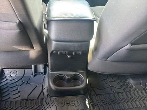 Used 2018 Jeep Wrangler Unlimited Sport S image 33