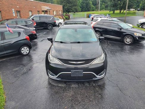 Used 2017 Chrysler Pacifica Touring-L FWD image 2