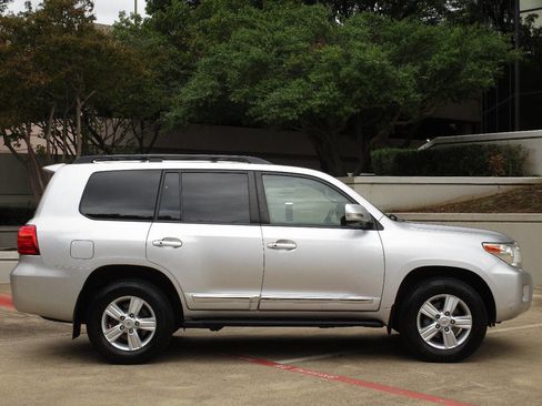 Used 2014 Toyota Land Cruiser image 4