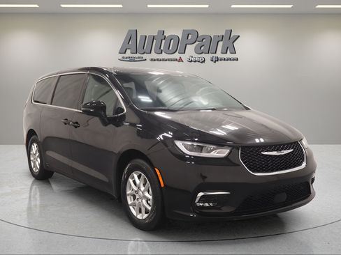 New 2026 Chrysler Pacifica Select FWD image 2