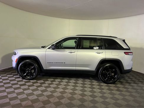 Used 2025 Jeep Grand Cherokee Altitude AWD/4WD image 4