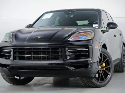 Used 2024 Porsche Cayenne w/ Sport Chrono Package image 3