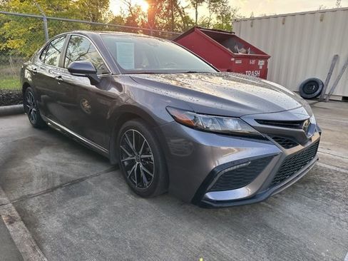 Used 2022 Toyota Camry SE image 3