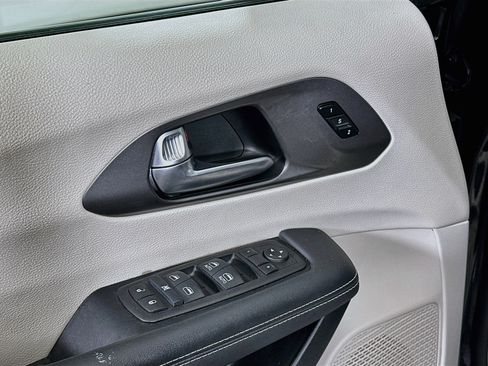 Used 2024 Chrysler Pacifica Touring-L FWD image 15
