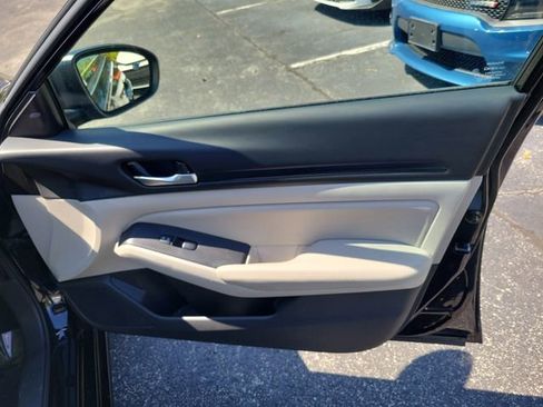 Used 2025 Nissan Altima 2.5 SV image 32