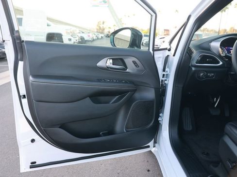 New 2026 Chrysler Pacifica Select image 11