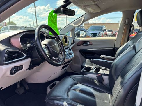 Used 2019 Chrysler Pacifica Touring-L w/ Advanced Safetytec Group FWD image 4