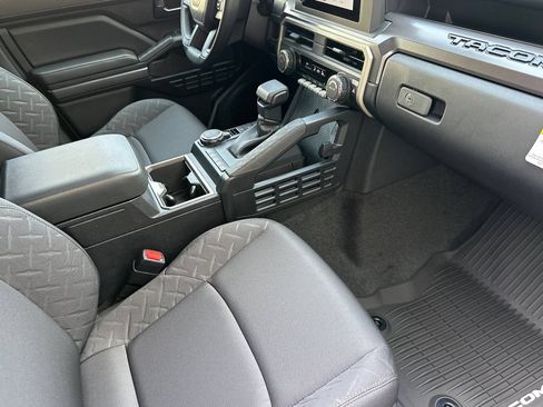 Certified 2025 Toyota Tacoma SR5 AWD/4WD image 12