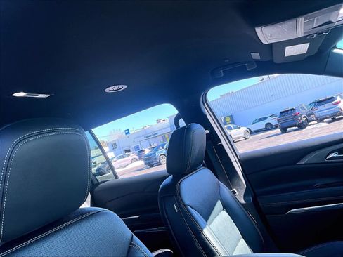 Used 2025 Chevrolet Traverse LT image 23