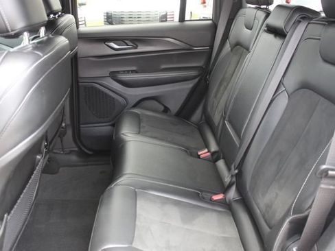 Used 2025 Jeep Grand Cherokee Altitude AWD/4WD image 28