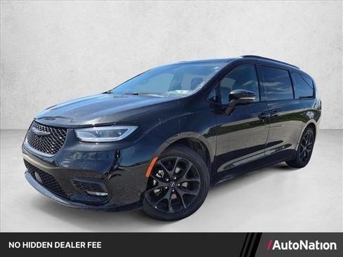 Used 2025 Chrysler Pacifica Limited FWD image 1